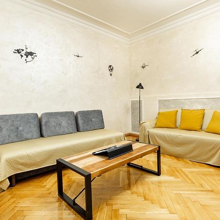Mari&Emi Flat In Corvin Apartment Budapest Luaran gambar